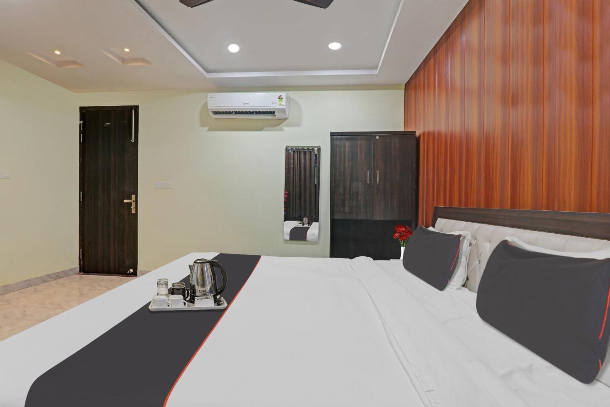 Collection O Srg Hotel Chinhat ภายนอก รูปภาพ