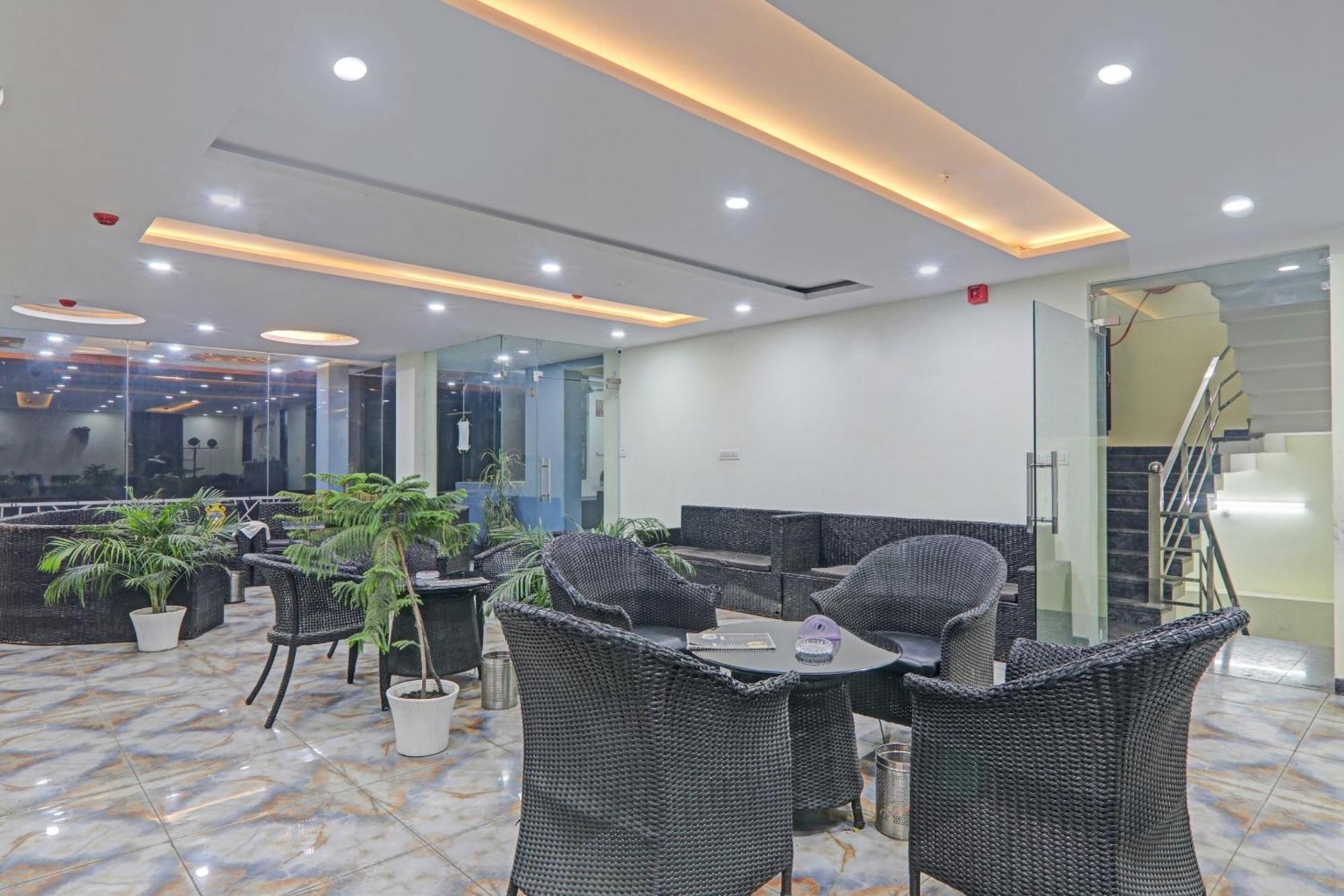Collection O Srg Hotel Chinhat ภายนอก รูปภาพ