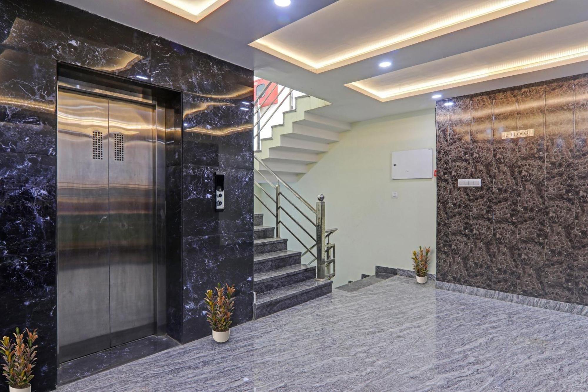 Collection O Srg Hotel Chinhat ภายนอก รูปภาพ