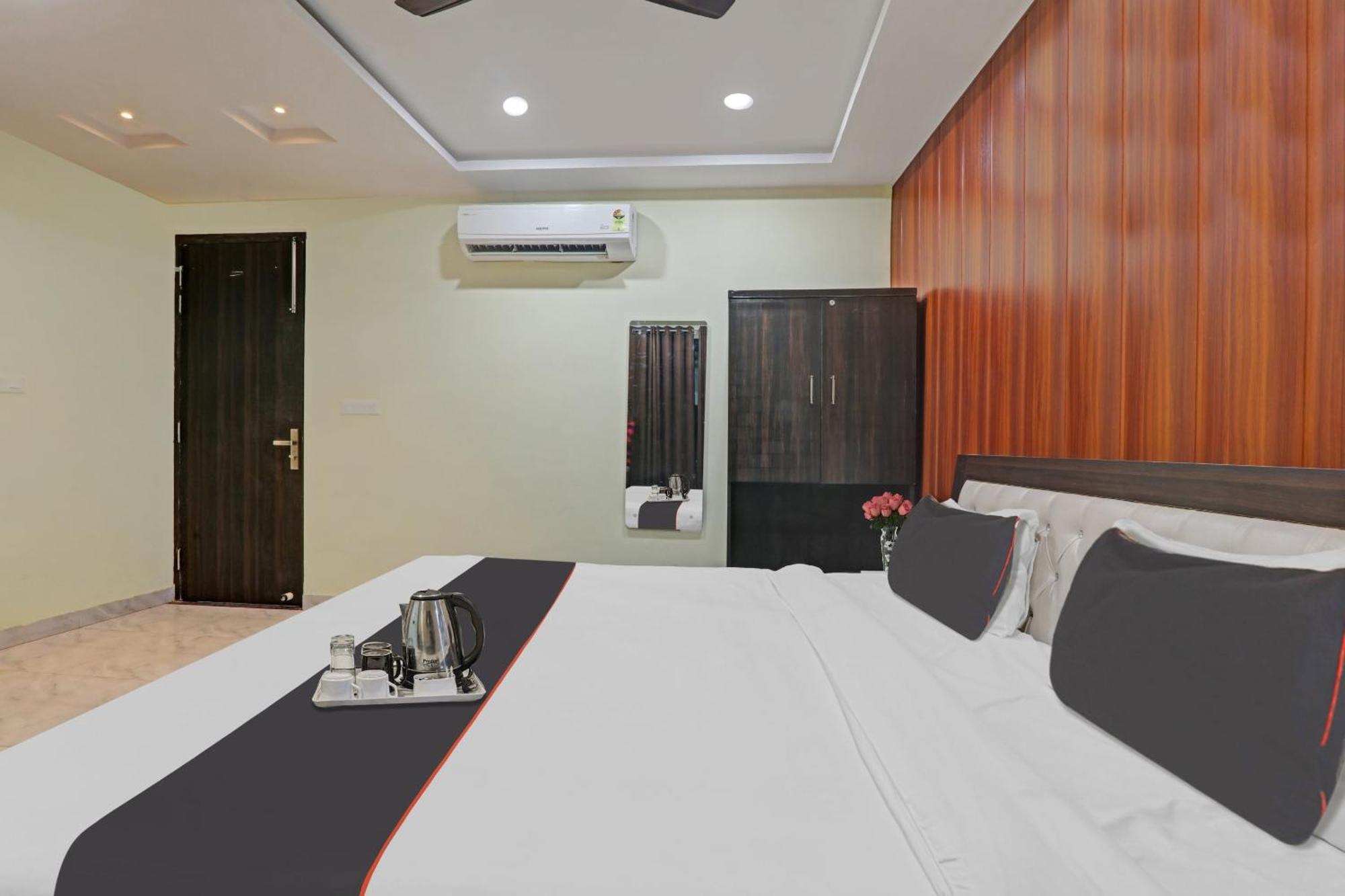 Collection O Srg Hotel Chinhat ภายนอก รูปภาพ